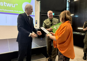 Pani dyrektor odbiera podziękowania