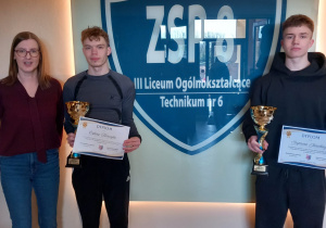 Wyróżnieni uczniowie z panią wicedyrektor Katarzyną Pfau