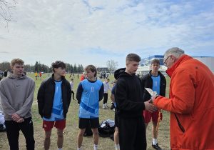 Szymon Janicki odbiera dyplom