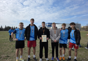 Reprezentacja chłopców z medalami