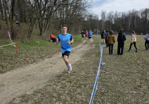 Szymon Janicki wbiega na metę