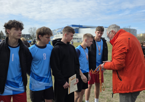 Reprezentacja ZSP 8 otrzymuje medale