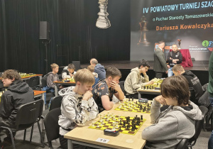 Uczniowie podczas rozgrywki szachowej