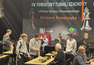 Uczniowie na turnieju szachowym