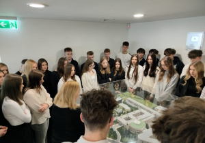 Uczniowie ZSP nr 8 podczas zwiedzania Sejmu RP.