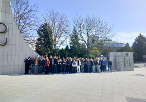 Uczniowie ZSP nr 8 przed Sejmem RP i pomnikiem Armii Krajowej i Polskiego Państwa Podziemnego w Warszawie.