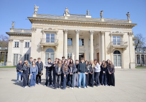 Uczniowie ZSP nr 8 w Królewskim Parku w Łazienkach.