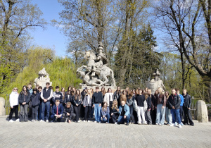 Uczniowie ZSP nr 8 przed pomnikiem króla Jana III Sobieskiego w Łazienkach.