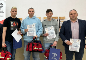 Uczniowie z panem W.Gemzałą