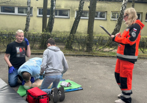 Uczniowie podczas wykonywania zadania