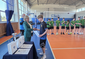 Kapitan szkoły w Wiadernie odbiera dyplom