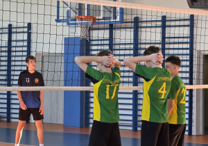 Uczniowie szkoły w Smardzewicach przy siatce