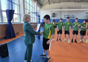 Kapitan szkoły w Smardzewicach odbiera dyplom