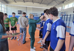 Uczniowie otrzymują medale