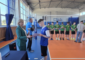 Kapitan szkoły w Komorowie odbiera dyplom