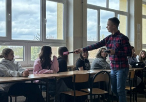 Łukasz Kowalczyk z uczestnikami warsztatów