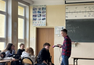 Łukasz Kowalczyk z uczestnikami warsztatów