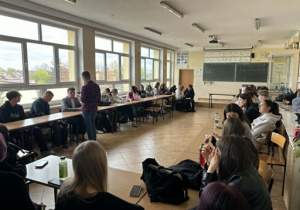 Łukasz Kowalczyk z uczestnikami warsztatów