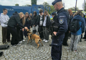 Uczniowie na Policyjnych Targach Pracy i Edukacji