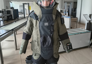 Uczennica w kombinezonie pirotechnicznym
