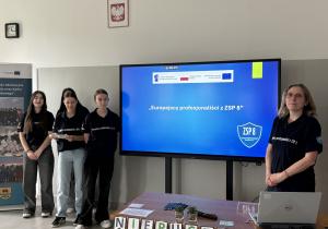 Uczennice wraz z nauczycielem prezentujący projekt