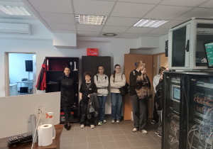 Uczniowie podczas prezentacji pomieszczeń w Oczyszczalni