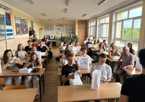 Uczniowie z prezentami