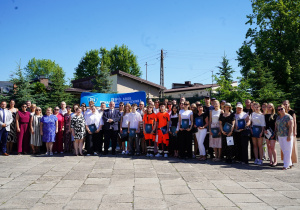 Wyróżnieni uczniowie z uczestnikami uroczystości