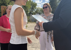 Uczniowie otrzymują nagrody