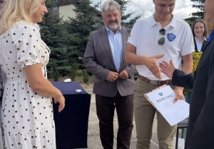 Uczniowie otrzymują nagrody