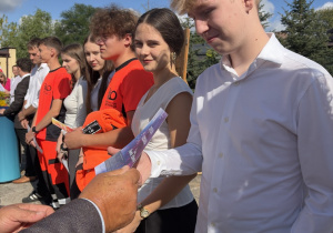 Uczniowie otrzymują nagrody