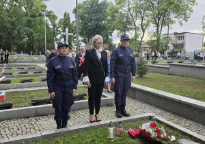 Złożenie kwiatów na cmentarzu