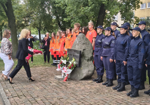 Złożenie kwiatów pod pomnikiem