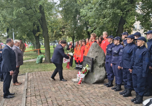 Złożenie kwiatów pod pomnikiem