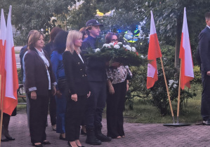 Złożenie kwiatów w miejscu poświęconym pamięci Nieznanego Żołnierza