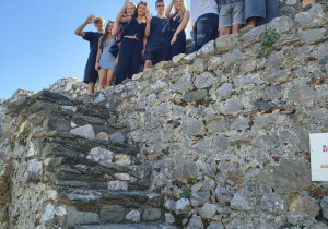Uczniowie na zamku w Platamonas