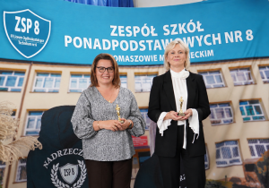 p.Agnieszka Dziedzic i p.Beata Koch- Lubicka ze statułetkami