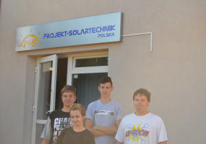 Uczniowie T6 przed siedzibą firmy Projekt Solartechnik w Czerniewicach