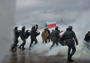 Inscenizacja demonstracji na pl. Kościuszki - 34 rocznica wprowadzenia stanu wojennego